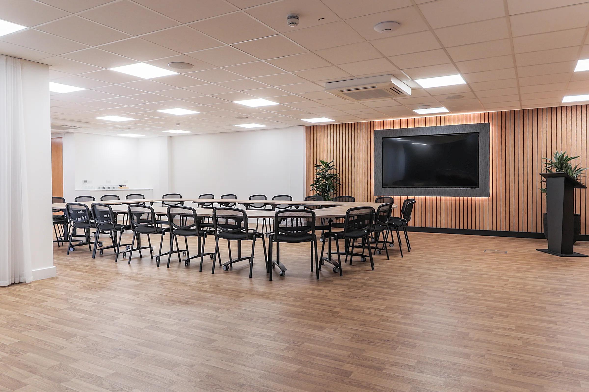 Pearl Suite with flexible U-shaped tables